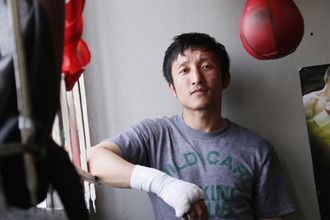 邹市明拍肖像照迎个人职业拳击赛首秀