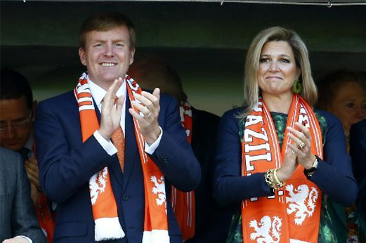 荷兰国王和王后到场为荷兰队加油