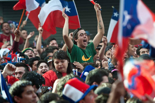 智利球迷庆祝国家队战胜西班牙