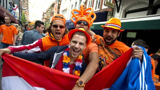 荷兰球迷庆祝晋级八强