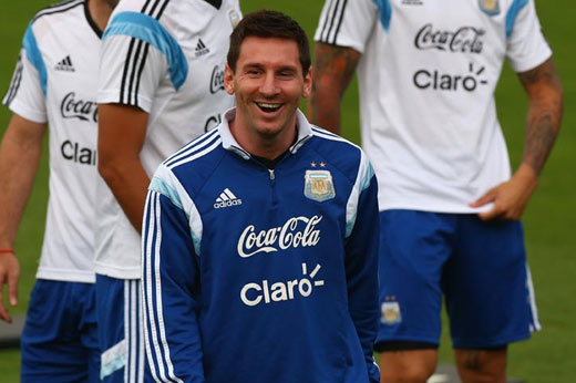 阿根廷备战训练 梅西开怀大笑心情好