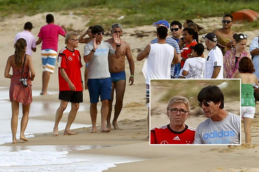 德国队轻松备战 勒夫海滩漫步被球迷狂拍