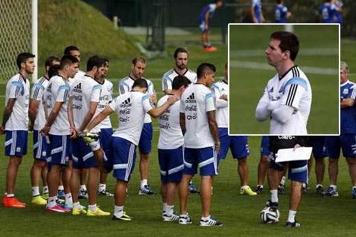 阿根廷备战决赛 梅西抱臂观察队友训练