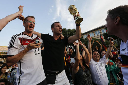 在京德国队球迷庆祝德国捧得大力神杯