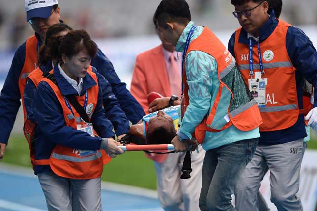 亚运-蒙古国选手在男子马拉松赛后被抬出场