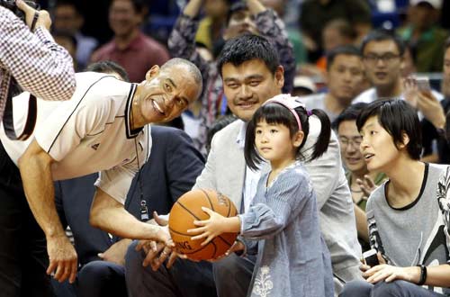 姚明一家捧场NBA中国赛上海站 篮网险胜国王