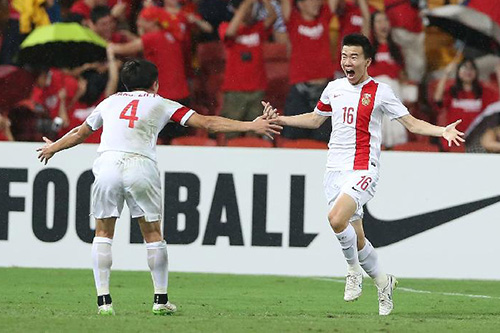 亚洲杯：中国队2-1逆转乌兹别克斯坦队 提前小组出线