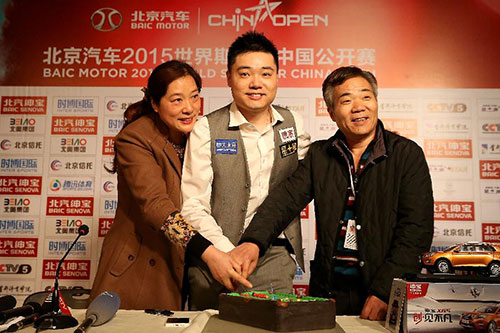 斯诺克中国公开赛：丁俊晖与父母一同庆生