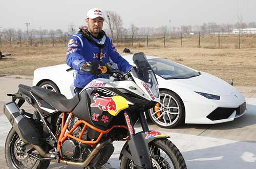 红牛KTM摩托车手挑战兰博基尼