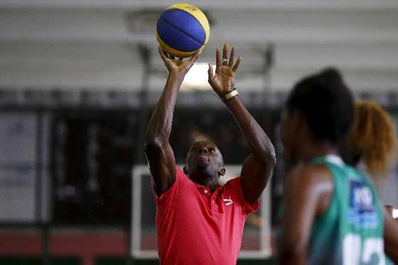 牙買加田徑選手博爾特打籃球