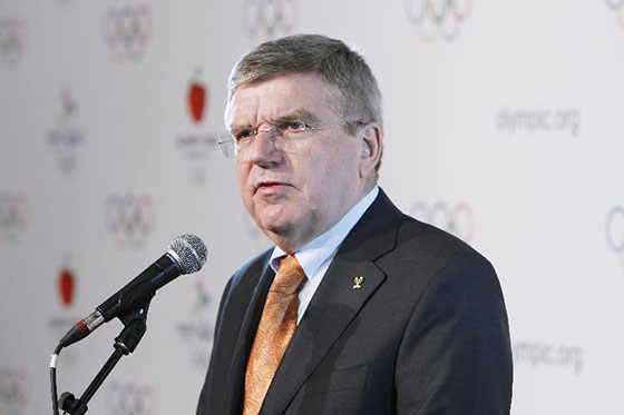国际奥委会主席巴赫在洛桑举行新闻发布会