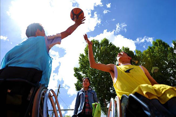 西藏轮椅篮球队：快乐就是我的双脚
