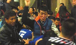 四川球迷与辽宁球员大打出手 参与群殴球员或停十场
