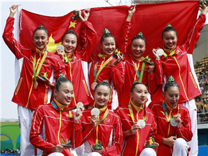 中国花游队再获集体项目奥运银牌