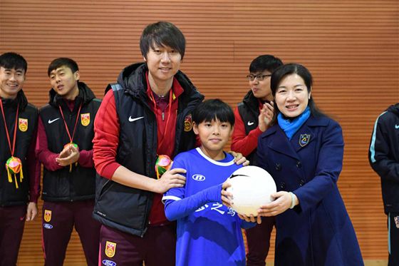 中国杯：球员代表进校园