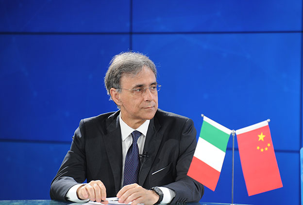 虚拟技术的发展不光对于文化交流带来很大的推动，对于双方的经济交流也有很大的推动