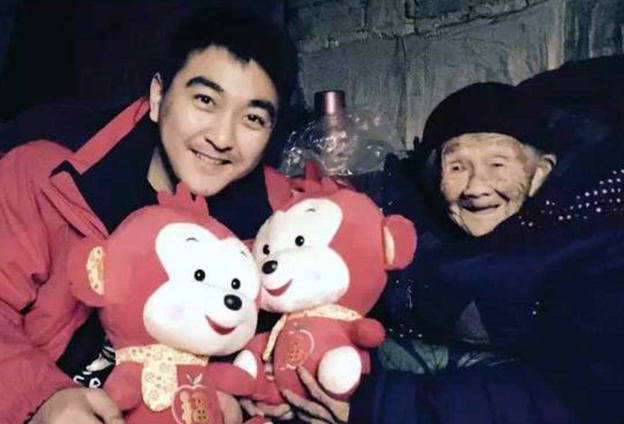 我把自己当作一个晚辈去与她们相处