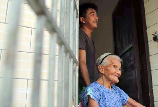 我想到的是把影片上给她们加上白框的名字都去掉