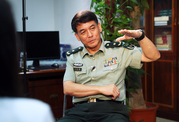 年轻人表达了对人民军队的敬意和仰视