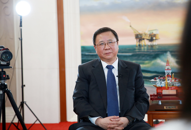 坚持党的领导、加强党的建设，是国有企业的光荣传统。