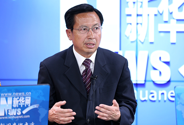 让荒沙秃岭披上绿装