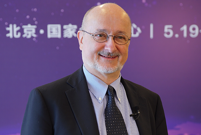 我们目前正在尝使用更大规模的神经网络技术，结合面部表情、文化背景、语调等，识别人们所表达的真正意图，辅助机器翻译实现更好的效果。