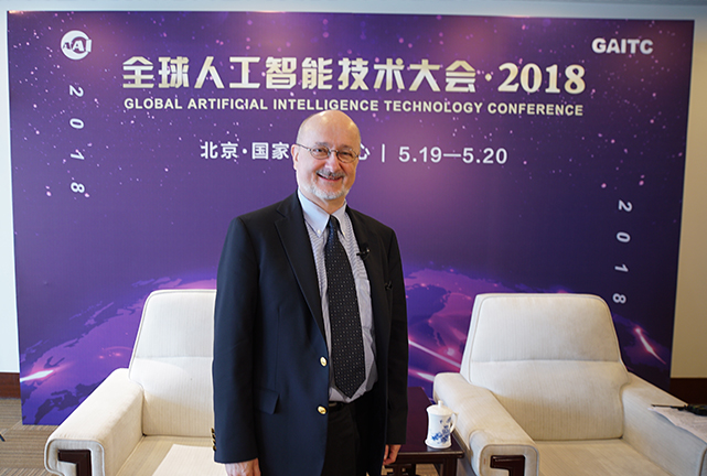 机器翻译能够帮助人与人之间进行跨语种的沟通，我们在机器翻译的帮助下，希望可以在与不同国家的人建立基本沟通的基础上，可以更进一步帮助人们建立真正意义上的友谊，从而更愿意去学习对方的语言。