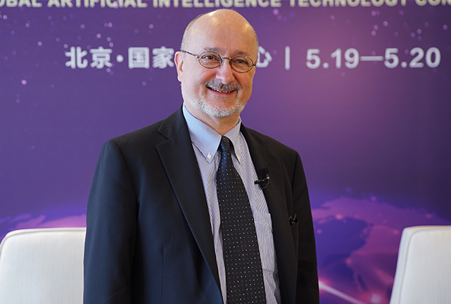 目前机器翻译技术已应用于课堂教学中，可为留学生提供实时同声传译服务，未来我们可以期待利用机器翻译技术，帮助不同语言的人们实现交流。