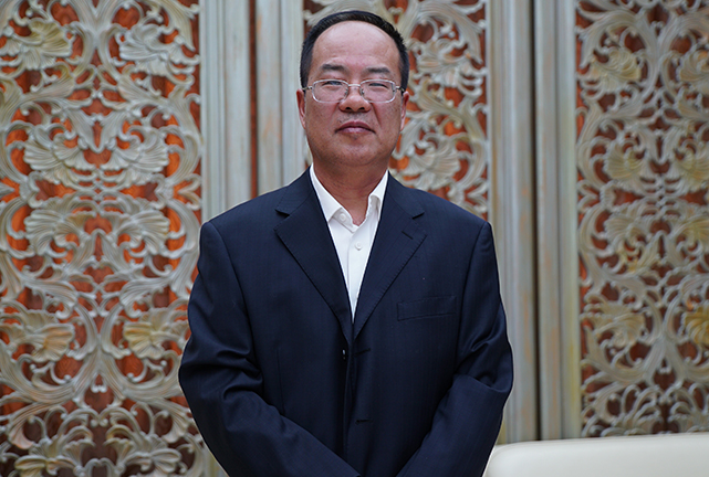 科技工作者要时刻保持对科学追求的兴趣，坚持真理、追求未知、造福社会服务人民的科学信念。