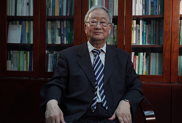 生物圈是地球表面上充满生命的部分，它是地球上最高层次的生态系统，是多种生物有机体与周围环境组成的具有一定结构和功能的最大的自然单位。