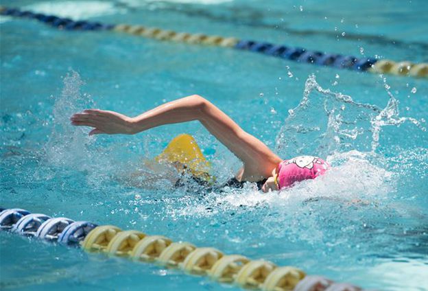 游泳时都要悠着点,避免患上"游泳肩"。