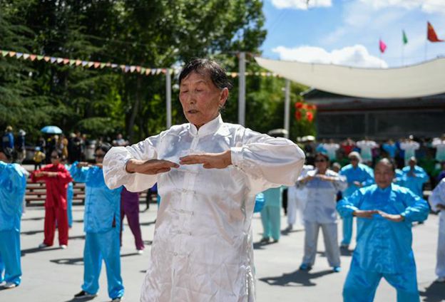 对老年人的健身建议，用几个关键词来概括，&ldquo;长期、经典、有氧、户外&rdquo;。