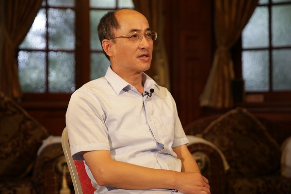 台风是生成在热带洋面上的热带气旋，在它刚形成胚胎时，我们的卫星就开始对它进行密切的监视。