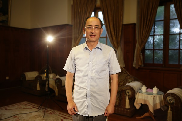 台风的防范，要从两个方面入手，一方面是制定长远的规划，另一方面是台风预警前后的短期应急措施。