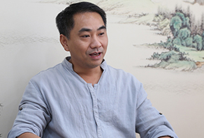 瓷板画艺术家邵徽刚：瓷板上的青花水韵