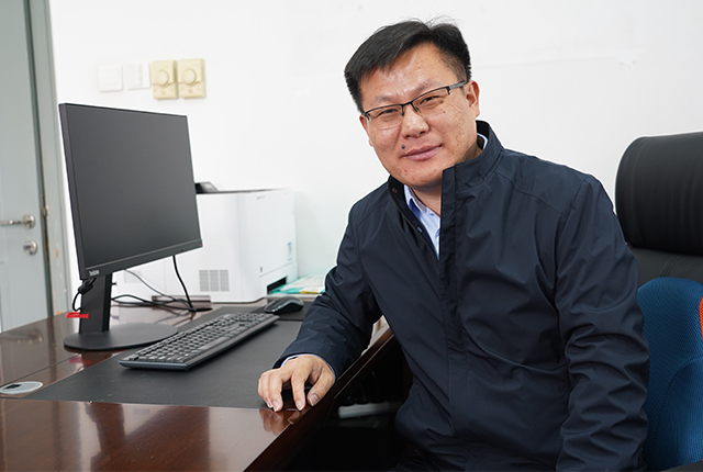 真菌主要通过其生活习性、形态特征、培养特征、繁殖方式、DNA序列、基因组信息等进行分类，特别是繁殖过程中孢子的性状在真菌分类中非常重要。