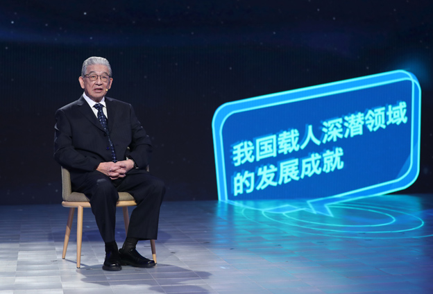 抱着要建造先进的海军装备保家卫国的心愿，考入了交通大学造船系