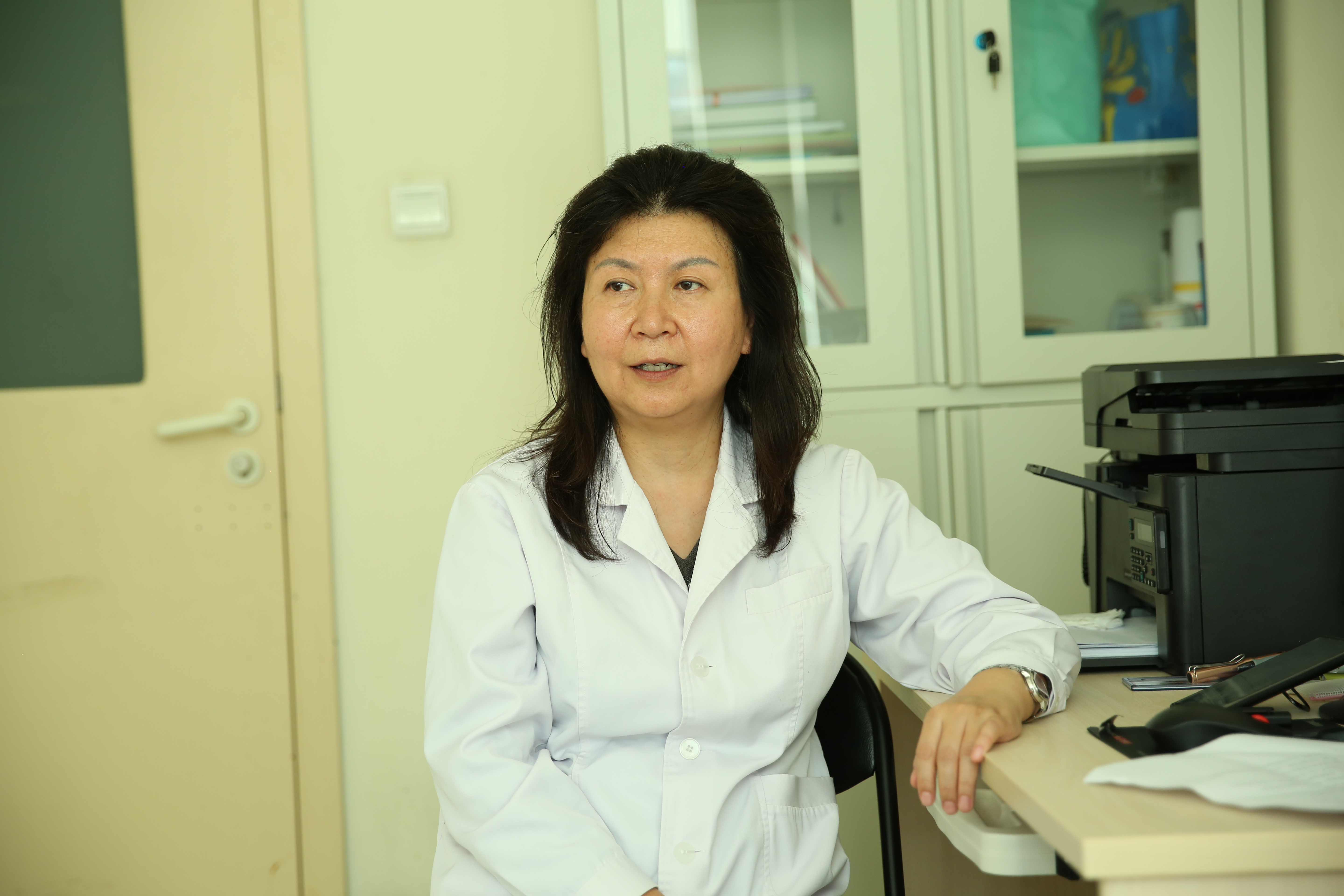 疫苗没有降低免疫力的作用，但打了疫苗可能有一些不舒服，比如说局部的胀、痛等，是疫苗的一个正常反应。