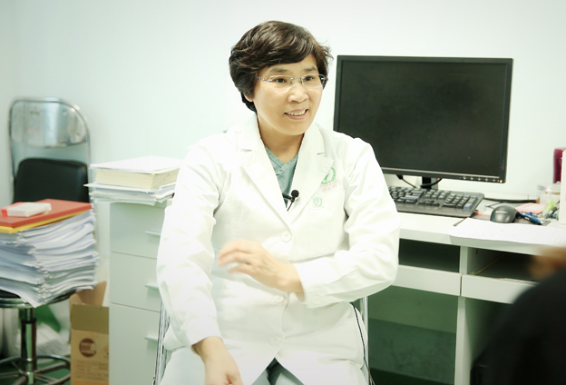 肺炎一般来讲有三大症状：发热，咳嗽，还有喘息。