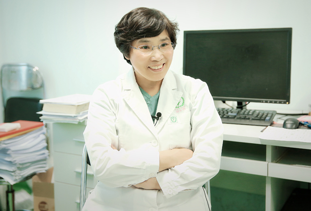 肺炎一般指的是肺泡发炎了，为下呼吸道感染，而普通感冒一般说的是上呼吸道感染。