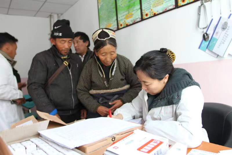 目前在运用现代医学技术的同时，多有采用藏医药治疗。