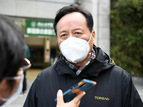 在一线救人的过程中还要做好科研。