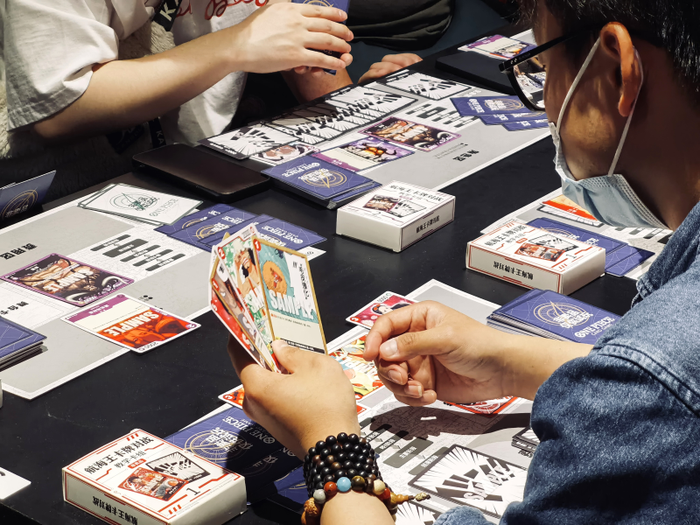 玩家在航海王卡牌线下快闪店对战 摄影:范易成