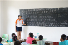 支教的大学生在上课