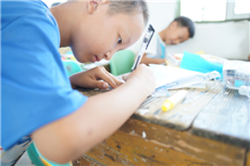 正在上课的孩子