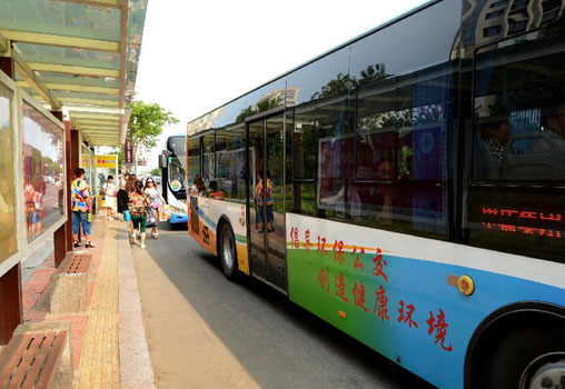 山东日照：新能源公交车“走俏”(图)