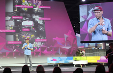 展会现场帅气的主持人