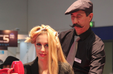 美女在展会现场做头发