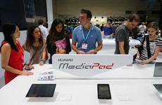 参观者在华为展区参观平板电脑