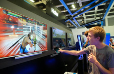 参观者在海尔展区体验互动游戏